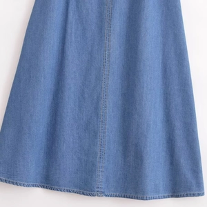 Jupe midi en denim bleu classique avec double couture et détails d'ourlet soignés