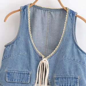 Gilet en jean bleu clair pour femme avec dentelle crème et laçage à l'avant