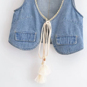 Gilet court en jean bleu clair pour femme avec dentelle blanche et détails de franges