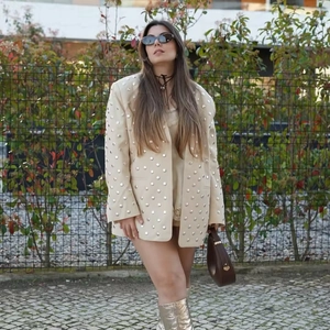 Beigefarbener Oversize-Blazer für Damen mit silbernen Nieten und modernem Streetstyle-Look