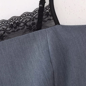 Robe d'été rayée avec bordure en dentelle noire au décolleté et fines bretelles