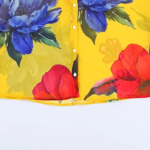 Elegantes gelbes Blumenhemd mit ausgestellten Ärmeln und lebhaftem Druck für Damen
