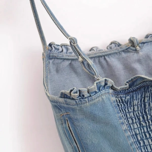 Top a canotta in denim con spalline regolabili e dettagli elasticizzati blu lavato