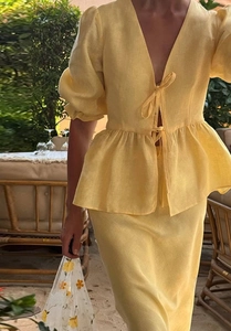 Détail ensemble deux pièces en lin jaune avec haut à manches bouffantes et jupe taille haute