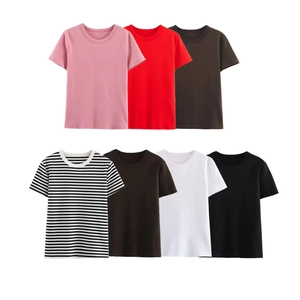 T-shirts classiques à col rond en diverses couleurs, dont rose, rouge et à rayures