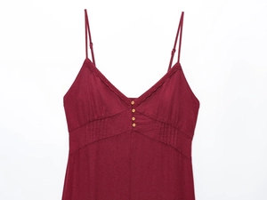 Détail de robe midi en lin bordeaux avec col en V en dentelle et boutons en bois