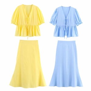 Ensemble 2 pièces d'été femme avec haut V à manches bouffantes et jupe midi jaune et bleu