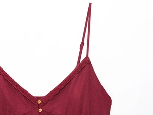 Détail de robe midi en lin bordeaux avec col en V, bordure en dentelle et boutons en bois