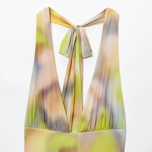 Detail des Blumen-Midi-Kleides mit Neckholder, V-Ausschnitt und abstraktem Aquarellmuster