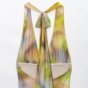 Makro-Detail von abstraktem Print-Mesh-Neckholder-Midikleid mit Bindeband hinten