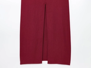 Détail de la robe midi bordeaux en lin mélangé avec une fente centrale soignée à l'ourlet