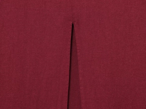 Vue détaillée de la fente arrière d'une robe midi bordeaux en mélange de lin