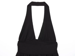 Dettaglio del top nero a lupetto con pieghe a strati e texture in chiffon increspato