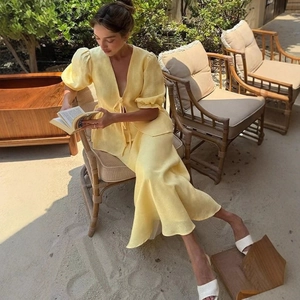 Ensemble d'été deux pièces jaune pour femme avec haut à manches bouffantes et jupe en lin