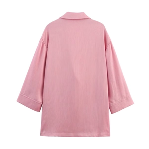 Vue arrière d'une chemise rose décontractée avec texture plissée fine et col standard