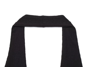 Macro di spalline in maglia a coste nere con cuciture dettagliate su top all'americana