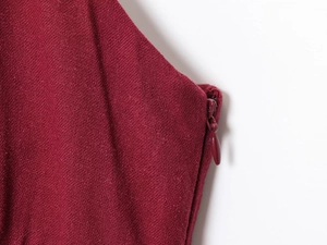Détail du tissu bordeaux en mélange de lin avec fermeture éclair invisible assortie
