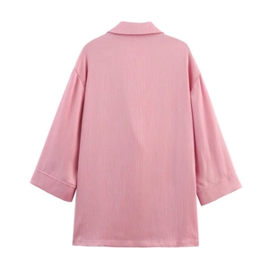 Veste chemise plissée rose à manches longues avec texture verticale et coupe décontractée