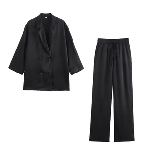 Ensemble minimaliste noir deux pièces avec blazer croisé et pantalon large fluide