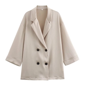 Blazer plissé beige champagne élégant avec boutons croisés dans un style minimaliste
