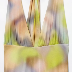 Midi-Kleid mit Neckholder, V-Ausschnitt, buntem Aquarell-Mesh und geraffter Empire-Taille
