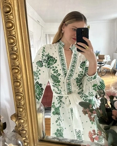Detailaufnahme des V-Ausschnitts mit Knopfleiste am floralen Sommerkleid