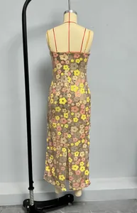 Détail arrière d'une robe à paillettes avec broderie florale et fente au bas de l'ourlet