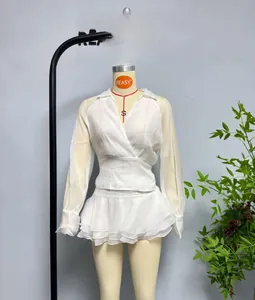 Makroansicht der weißen Chiffon-Bluse mit V-Ausschnitt und gestuftem Rüschenrock