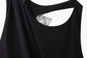 Detailansicht der schwarzen Bodysuit-Stoff mit schimmerndem Silber-Strassbesatz