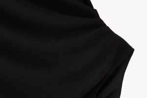 Detailaufnahme der schwarzen matten Stoffstruktur und des drapierten Plissee-Bodysuits