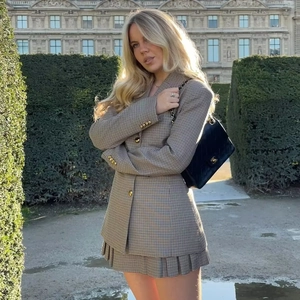 Completo due pezzi da donna con blazer pied de poule e gonna a pieghe marrone