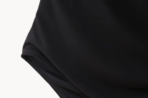 Detailansicht eines schwarzen High-Cut-Bodys mit flachen Nähten auf elastischem Stoff