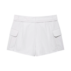 Détail de short cargo blanc taille haute avec poches à rabat et tissu en armure toile