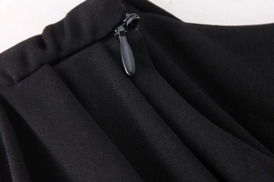 Detailaufnahme eines nahtlosen verdeckten Reißverschlusses an einem schwarzen Bodysuit