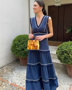Détail d'une robe maxi bohème bleu marine avec des couches de franges blanches