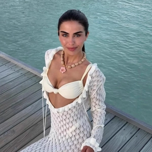 Robe de plage bohème en dentelle blanche crochetée avec bikini et manches longues