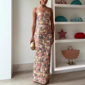 Robe longue élégante avec broderie de paillettes florales et fines bretelles pour femmes