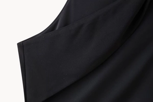 Detail des schwarzen Halter-Bodysuits mit diagonaler Stoffstruktur und sauberer Nahtführung