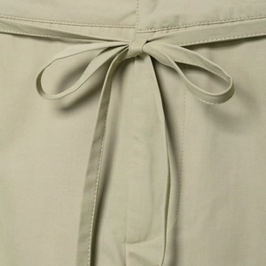 Gros plan d'une jupe-culotte cargo vert olive avec détail de taille à nœud noué