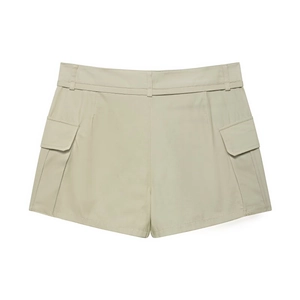 Jupe-short cargo beige avec poches à rabat et larges passants de ceinture pour femme