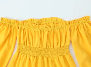 Détail macro du haut jaune avec corsage froncé élastique et bords à volants fins
