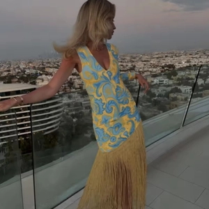 Ärmelloses Kleid mit blau-gelbem Paisley-Muster, V-Ausschnitt und langen Goldfransen