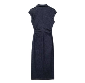 Detail achteraanzicht van een donkerblauwe denim midi-jurk met tailleplooien en een kleine kraag