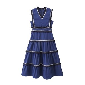 Robe à volants sans manches bleu marine avec col en V et garniture géométrique