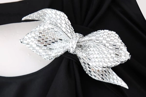Detail einer großen glitzernden silbernen Strass-Schleife auf dem schwarzen Body
