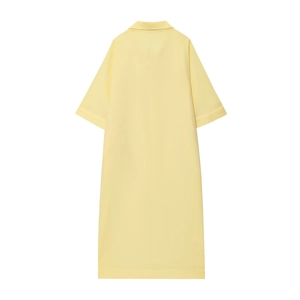 Vista posteriore di un abito a camicia in lino giallo pallido con colletto e midi
