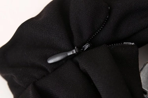 Makroaufnahme des hochwertigen schwarzen Reißverschlusses und der Textur des Bodysuits