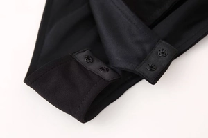 Detailansicht des Druckknopfverschlusses im Schritt eines schwarzen Neckholder-Bodys