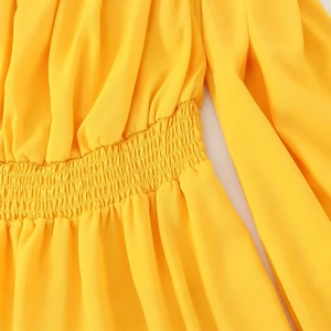 Robe jaune vintage à épaules dénudées avec détails de smocks plissés élégants