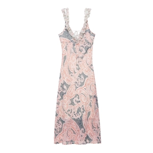 Dettaglio dello scollo a V con coulisse e stampa paisley sull'abito midi